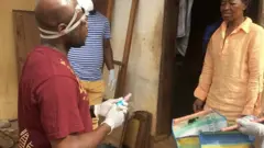 Pesin dey give one old woman hand saniizer