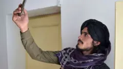 የታሊባን አባል ሞባይል ይዞ