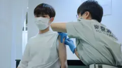 일본은 몇 달 만에 코로나 백신 예방 접종률에서 극적인 반전을 보였다