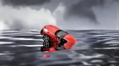 গাড়ি ডুবে যাচ্ছে