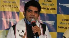 ઇસુદાન ગઢવી અને અરવિંદ કેજરીવાલ