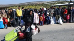 سوريون عند معبر سيلفيغوزو الحدودي الخميس
