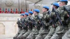 رجب طیب اردوغان،‌ رییس‌جمهوری ترکیه و الهام علی‌اف در رژه پیروزی که روز ۱۰ دسامبر در باکو برگزار شد، حضور داشتند