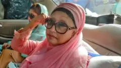 ২০২০ সালের ২৫শে মার্চ, কারাগার থেকে শর্তসাপেক্ষে ছয়মাসের জন্য মুক্তি পাবার পর গাড়িতে খালেদা জিয়া