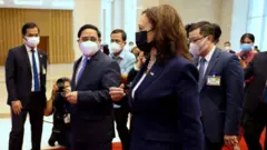 Phó Tổng thống Mỹ Kamala Harris gặp các quan chức chính phủ VN tại Hà Nội hôm 25/8/2021