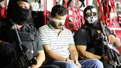 ውሃቢ ቃል ሰራዊት ኢራቕ ጀነራል የሕያ ራሱል፤ ዓይኑ ዝተሸፈነ ጋዝዋን ኣል ዛዋቢ ኣብ ሞንጎ ክልተ ብረት ዝሐዙ ሰራዊት ኢራቕ ኣብ ወተሃደራዊት ነፋሪት ኮፍ ኢሉ እንከሎ ዘርኢ ስእሊ ኣብ ትዊተሩ ለጢፉ