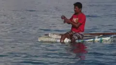 கடலில் தெர்மாகோல் மிதவையில் மீன் பிடிக்கும் ராமநாதபுரம் மீனவர்கள்