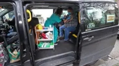 Tiêm vaccine trong xe taxi ở Anh