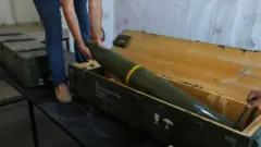 Une photo prise à Tripoli le 29 juin 2019 montre des combattants fidèles au gouvernement libyen de l'Accord national (GNA), internationalement reconnu, montrant des munitions guidées de précision, qui auraient été confisquées aux forces fidèles au général Khalifa Haftar à Gharyan.