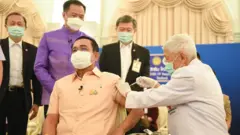 พล.อ. ประยุทธ์เอ่ยถาม ศ.นพ. ยงว่า "นี่ฉีดแล้วหรือ มือเบามากเลยนะ" หลังได้รับวัคซีน