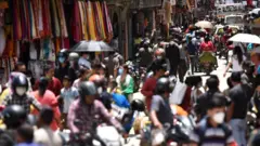 नेपालमा लकडाउन खुलेसँगै बजारमा भिडभाड बढेको छ