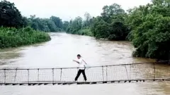 คนเดินข้ามสะพาน