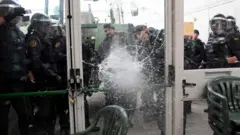 Policía rompiendo una puerta
