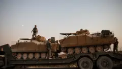 مدرعات تركية تعبر الحدود إلى شمال سوريا