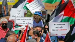 فلسطينيون يتظاهرون في مدينة رام الله بالضفة الغربية المحتلة تضامنا مع غزة