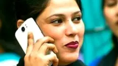 ਮੋਬਾਈਲ ’ਤੇ ਗੱਲ ਕਰਦੀ ਇੱਕ ਔਰਤ