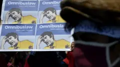 Omnimbus Law digambarkan dalam aksi unjuk rasa dapat bikin sakit kepala