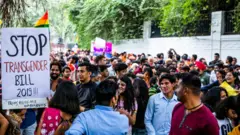 ভারতের পার্লামেন্টে পাশ হওয়া ট্রান্সজেন্ডার বিলটির বিরুদ্ধে প্রতিবাদ