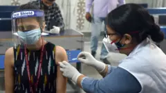 Tiêm vaccine là cách tích cực để chặn đứng coronavirus