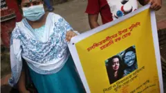 কক্সবাজারে নিহত মেজর এস আর খানের সাথে কাজ করছিলেন শিপ্রা এবং সিফাত। তাদের মুক্তির দাবীতে সহপাঠীদের বিক্ষোভ, ০৬-০৮-২০২০।