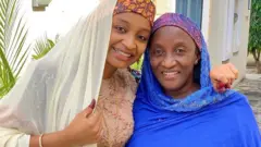 Tauraruwa Rahama Sadau da mahaifiyarta