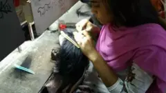 কাটা চুল দিয়ে পরচুলা বা উইগ বানানোর কাজ চলছে।