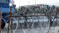 Efectivos armados de Polonia en la frontera con Bielorrusiia.