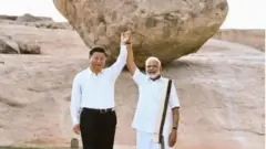 ஷி ஜின்பிங்கை வரவேற்ற நரேந்திர மோதி, வரலாற்று சிறப்புமிக்க இடங்கள் குறித்து அவருக்கு விளக்கினார்.