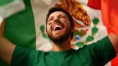 Hombre sosteniendo bandera