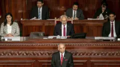 رئيس الحكومة التونسية المكلف الحبيب الجملي يلقي خطابا أمام البرلمان التونسي قبل التصويت على حكومته المقترحة