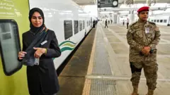امرأة تعمل في السكك الحديد.