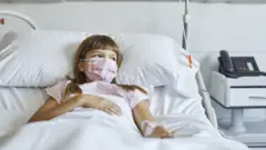Niña en el hopital