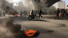 ادامه اعتراض‌ها به گرانی بنزین در چهار گوشه ایران