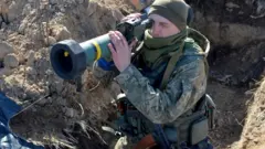 Un soldado ucraniano sostiene un lanzacohetes antitanques.