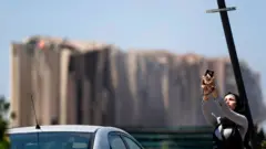 "سيلفي" مع حطام بيروت