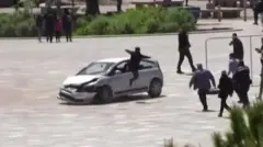 رجل يقفز عبر نافذة السيارة لإيقاف السائق الخطير في ألبانيا