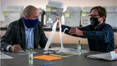 Ndị ọrụ ntuliaka na-enyocha akwụkwọ ntuliaka