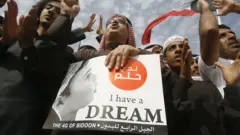 مظاهرات للبدون: متظاهرون يطالبون بحق الحصول على الجنسية الكويتية في مدينة الجهراء عام 2012