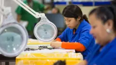 Trabajadoras en fábrica
