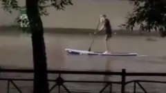 Мужчина на вейкборде
