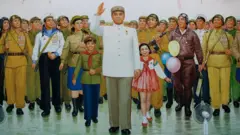 Ilustração de líder norte-coreano Kim Il-sung à frente de multidão