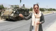 阿尼莎站在坦克前