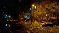 Un edificio residencial en Kiev fue alcanzado por un misil ruso.