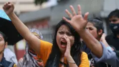 ঢাকায় প্রতিবাদ করছেন বিশ্ববিদ্যালয়ের একজন ছাত্রী, ০৭-১০-২০২০।