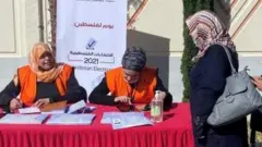 مسؤولتا انتخابات تُسجلان أسماء ناخبات في غزة