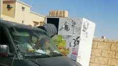 القبض على أشخاص سرقوا ملابس من كبائن للجمعيات الخيرية في السعودية