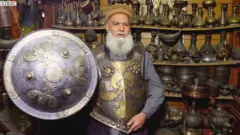 په افغانستان او سیمه کې د لسیزو راهیسې جګړې او نا امنۍ د دې لامل شوي چې د سیمې بې شمېره قلمه لرغوني توکي په ډېره ارزانه بیه د کابل او پېښور په پرانیستو بازارونو کې پلورل کېږي.