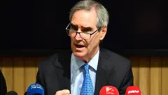 Michael Ignatieff faz pronunciamento diante de vários microfones