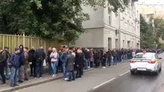 Очередь на избирательный участок в Москве