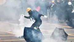 Masu zanga-zanga na jefa barkonon tsohuwa a kan 'yan sanda